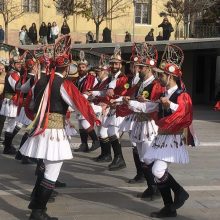 image-264176 kozan.gr: Τα Κοτσαμάνια Τετραλόφου εμφανίστηκαν, παραμονή Χριστουγέννων, στην κεντρική πλατεία Κοζάνης, στο πλαίσιο παρουσίασης του εθίμου, μέσω της ΕΡΤ, σ’ όλη την Ελλάδα (Βίντεο & Φωτογραφίες)