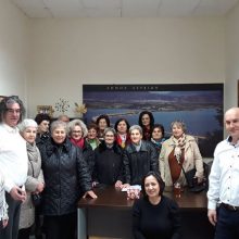image-264217 Τα κάλαντα έψαλλαν στον Δήμαρχο Σερβίων Χρήστο Ελευθερίου οι γυναίκες του ΚΑΠΗ Σερβίων και τα παιδιά της Γ΄τάξης του Λυκείου Σερβίων