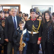 image-264224 Τα χριστουγεννιάτικα κάλαντα έψαλαν σήμερα το πρωί μπάντες, χορωδίες, σύλλογοι και σωματεία στον Αντιπεριφερειάρχη της Π.Ε. Κοζάνης Γρηγόρη Τσιούμαρη (Φωτογραφίες)