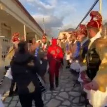 image-264321 kozan.gr: Εικόνες από την πρώτη μέρα, χθες Τετάρτη 25/12, της αναβίωσης του εθίμου με “Μωμόγερους & Κοτσαμάνια” σε Αγ. Δημήτριο & Τετράλοφο Κοζάνης – Σήμερα Πέμπτη 26/12 η κορύφωση του εθίμου (Βίντεο)