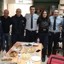image-264337 kozan.gr: Xρόνια πολλά από το Α.Τ. Κοζάνης – Οι ευχές των αστυνομικών που εκτελούσαν βάρδια ανήμερα των Χριστουγέννων