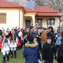 image-264395 kozan.gr: Πολύς κόσμος, το μεσημέρι της Πέμπτης 26/12, στον Τετράλοφο Κοζάνης για το έθιμο “Κοτσαμάνια” – Σημερινές εικόνες με τον κόσμο να συμμετέχει και να γλεντά (90 Φωτογραφίες & Bίντεο 9′ σε HD ποιότητα )