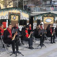 image-264721 kozan.gr: Ποντιακά Κάλαντα και τραγούδια από τους μαθητές της Σχολής Εκμάθησης Ποντιακής Λύρας του Νίκου Κοταρίδη, παρουσιάστηκαν το μεσημέρι του Σαββάτου 28/12 στην κεντρική πλατεία της πόλης (Βίντεο & Φωτογραφίες)
