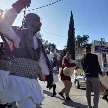 image-264751 Οι Μωμόγεροι του Πολιτιστικού Λαογραφικού Συλλόγου Πρωτοχωρίου Κοζάνης αναβίωσαν, το πρωί του Σαββάτου 28/12, το έθιμο των Μωμόγερων στους κεντρικούς δρόμους και τα καταστήματα του Ωραιοκάστρου Θεσσαλονίκης (Φωτογραφίες)