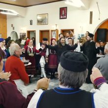 image-265017 Πολύ κέφι και χορός στην Γουρνοχαρά στον Αυγερινό Βοΐου, που πραγματοποιήθηκε την Κυριακή 29/12, με τη συμμετοχή και του Χορευτικού Συλλόγου Βοϊωτών Κοζάνης “Η Αγία Παρασκευή”
