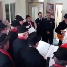 image-265161 kozan.gr: Οι Τροβαδούροι Πτολεμαΐδας είπαν τα κάλαντα στον Διοικητή της Τροχαίας Πτολεμαΐδας (Βίντεο)