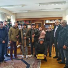 image-265205 Τα Πρωτοχρονιάτικα κάλαντα έψαλαν σήμερα το πρωί χορωδίες, Σύλλογοι και Σωματεία στον Αντιπεριφερειάρχη της Π.Ε Κοζάνης Γρηγόρη Τσιούμαρη και στην Αντιπεριφερειάρχη Οικονομικών Γιούλα Γκατζαβέλη