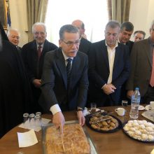 image-265408 kozan.gr: Έκοψαν τη βασιλόπιτα στο Δήμο Κοζάνης – Το φλουρί στην Δημοτική Κοινότητα Κοζάνης – Η σημερινή δεξίωση, 1η του έτους, στο Δημαρχείο κι η ανταλλαγή ευχών, παρουσία του πρωτοσύγκελου της Ι. Μητρόπολης Σερβίων και Κοζάνης π. Χριστοφόρου Αγγελόπουλου (Βίντεο 7′ & 50 Φωτογραφίες)