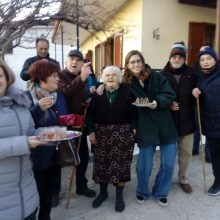 image-265544 kozan.gr: Αναβίωσε σήμερα το μεσημέρι, πρώτη ημέρα του χρόνου, στο Χρώμιο Κοζάνης, το έθιμο του Αη Βασίλη (Φωτογραφίες)