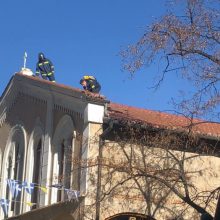 image-266110 kozan.gr: Αναστάτωση στο κέντρο της Κοζάνης από φωτιά στη σκεπή του Ιερού μητροπολιτικού Ναού Αγίου Νικολάου Κοζάνης- Άμεση η επέμβαση της πυροσβεστικής – Η φωτιά ξεκίνησε από τον προθάλαμο του ναού στο χώρο των κεριών (Φωτογραφίες & Βίντεο)