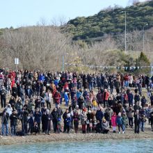 image-266401 kozan.gr: Γέμισε από κόσμο ο Ναυτικός Όμιλος Κοζάνης για τον καθαγιασμό των Υδάτων, στη παγωμένη λίμνη Πολυφύτου, από τον Σεβασμιότατο Μητροπολίτη Σερβίων & Κοζάνης κ.κ. Παύλο (28 Φωτογραφίες & Βίντεο HD ποιότητα)