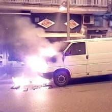image-266842 kozan.gr: Ώρα 07:00 π.μ.: Ι.Χ. φορτηγάκι τυλίχτηκε στις φλόγες επί της οδού Παύλου Μελά, στο κέντρο της Κοζάνης – Άμεση η επέμβαση της Πυροσβεστικής για την κατάσβεση της φωτιάς και της Τροχαίας για τη ρύθμιση της κυκλοφορίας (Βίντεο)