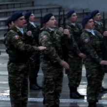 image-267294 kozan.gr: Ώρα 08:00 π.μ.: Η σημερινή, υπό ψιλόβροχο, τελετή έπαρσης της Σημαίας, στην κεντρική πλατεία Κοζάνης, από στρατιωτικό άγημα και στρατιωτική μπάντα (Βίντεο)