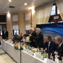 image-267291 kozan.gr: Φωτογραφίες και βίντεο απο το επίσημο γεύμα προς τιμήν του Προέδρου της Δημοκρατίας από τον Δήμαρχο Βελβεντού στο Δημοτικό Τουριστικό Περίπτερο «ΜΕΤΟΧΙ»