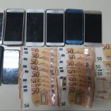 image-267441 Σε εξέλιξη αστυνομική επιχείρηση για τον εντοπισμό οδηγού Ι.Χ.Ε. αυτοκινήτου που μετέφερε παράνομα 8 αλλοδαπούς, οι οποίοι και συνελήφθησαν σε περιοχή της Καστοριάς (Φωτογραφδίες)