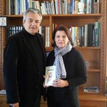 image-267895 Την ποιητική ανθολογία ‘ΕΦΗΒΟΙ ΣΤΙΧΟΙ’ των μαθητών και μαθητριών της Π.Ε. Κοζάνης χάρισε η Πρόεδρος του Συνδέσμου Φιλολόγων Κοζάνης Ελένη Γερούση στον Αντιπεριφερειάρχη της Π.Ε. Κοζάνης Γρηγόρη Τσιούμαρη
