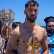 image-268118 Γεννημένος από Ελληνοαυστραλούς γονείς, με καταγωγή από την Κοζάνη, την Καστοριά και την Πελοπόννησο, ο 22χρονος Γρηγόρης Βουκελάτος, έπιασε την περασμένη Κυριακή τον σταυρό, στην Αδελαΐδα της Αυστραλίας