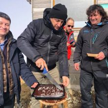 image-269380 kozan.gr: Γρεβενά: Μαζί με τους εργαζομένους του Χιονοδρομικού Κέντρου Βασιλίτσας & στελέχη της αυτοδιοίκησης, έκοψε την πίτα σήμερα Δευτέρα 20/1 ο Υφυπουργός Πολιτισμού και Αθλητισμού, Λευτέρης Αυγενάκης (Φωτογραφίες)