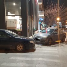image-270029 kozan.gr: Πτολεμαίδα: “Οσκαρικά” παρκαρίσματα, πάνω σε πεζοδρόμιο και σε διάβαση, επί της οδού 25ης Μαρτίου