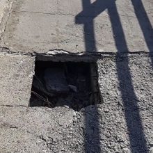 image-270326 kozan.gr: Η, επί χρόνια, τρύπα στον περιπατητικό διάδρομο στην Υψηλή Γέφυρα των Σερβίων, που καταδεικνύει τη μακροχρόνια αδιαφορία για τη στοιχειώδη συντήρηση (Βίντεο)