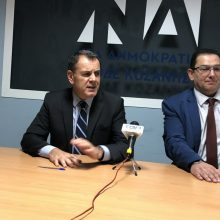 image-270680 kozan.gr: Tι απάντησε, πολύ προσεκτικά, ο Ν. Παναγιωτόπουλος (Υπουργός Εθνικής Άμυνας), από την Κοζάνη, στο ενδεχόμενο η Τουρκία να ξεπεράσει τις κόκκινες γραμμές: “Δεν είναι καλή ιδέα να κάνουμε τέτοιου είδους ερωτήσεις. Τι θέλετε να μεταδοθεί στη γείτονα χώρα τι θα κάνουν οι ένοπλες δυνάμεις με το “ν” και το “σ” αύριο; Προς Θεού. Θα κάνουμε ό,τι χρειαστεί…και ό,τι χρειαστεί σημαίνει ότι εξετάζουμε όλα τα σενάρια, ασφαλώς κι αυτό της στρατιωτικής εμπλοκής” (Βίντεο)