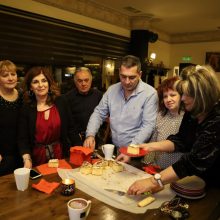 image-271504 kozan.gr: Τα μέλη κι οι φίλοι του συλλόγου Εικαστικών Κοζάνης, έκοψαν, το βράδυ της Κυριακής 26/1, τη βασιλόπιτά τους (Βίντεο & Φωτογραφίες)