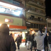 image-273498 kozan.gr: Ώρα 22:00: Κοζάνη: Παράσταση διαμαρτυρίας φίλων κι οπαδών του ΠΑΟΚ, έξω απο τα γραφεία της ΝΟΔΕ Κοζάνης, με συνθήματα κατά της ΝΔ, του Πρωθυπουργου Κ. Μητσοτάκη και του Υφυπουργού Αθλητισμού Λ. Αυγενάκη (Βίντεο & Φωτογραφίες)