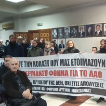 image-274056 kozan.gr: Μεγάλη ένταση επικράτησε στη σημερινή απογευματινή συνεδρίαση του Δημοτικού Συμβουλίου Εορδαίας στη συζήτηση για την απολιγνιτοποίηση, όταν μέλη του Σωματείου Εργατοτεχνιτών και Εργαζομένων στην Ενέργεια (ΣΕΕΕΝ) ζήτησαν να λάβουν το λόγο νωρίτερα, όμως δεν τους δόθηκε από τον Πρόεδρο ο οποίος επικαλέστηκε την τήρηση της διαδικασίας όπως προβλέπεται από τον Κανονισμό (Βίντεο)
