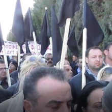 image-274550 kozan.gr: Πτολεμαΐδα: Δεν επέτρεπαν, ΑΡΧΙΚΑ, την είσοδο, ούτε σε βουλευτές και περιφερειακούς συμβούλους που δεν ανήκουν στη ΝΔ, στην ημερίδα, στο ξενοδοχείο “Παντελίδης”, με θέμα τη δίκαιη αναπτυξιακή μετάβαση της Δυτικής Μακεδονίας – Ένταση και δακρυγόνα όταν επιχείρησαν να περάσουν κάποιοι διαδηλωτές που δεν είχαν πρόσκληση – Στη συνέχεια χαλάρωσαν τα μέτρα (Βίντεο & Φωτογραφίες)