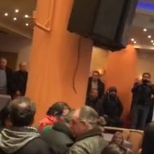 image-274555 kozan.gr: Πτολεμαΐδα: H στιγμή που αντιπροσωπεία διαδηλωτών, με πανό, μπαίνει στην αίθουσα του ξενοδοχείου Παντελίδης, όπου διεξάγεται η ημερίδα με θέμα τη δίκαιη αναπτυξιακή μετάβαση της Δυτικής Μακεδονίας – Αποχώρησαν δήμαρχοι και φορείς από την ημερίδα για την απολιγνιτοποίηση λέγοντας ότι είναι προσχηματικός ο διάλογος (Βίντεο)