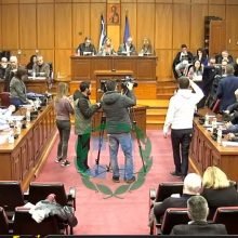 image-275873 kozan.gr: Αποχώρησαν οι σύμβουλοι της αντιπολίτευσης, από το Περιφερειακό Συμβούλιο Δ. Μακεδονίας, επειδή δεν έγινε δεκτό το αίτημά τους να συζητηθεί πρώτο το θέμα της ΔΕΗ-απολιγνιτοποίησης, μετά κι όσα έγιναν το περασμένο Σαββάτο στην Πτολεμαίδα με την επίσκεψη Χατζηδάκη- Ένταση κατά την αποχώρηση μεταξύ του Γ. Τσιούμαρη με τον Γ. Χριστοφορίδη – Μη μου κουνάς εμένα το χέρι είπε ο δεύτερος στον πρώτο (Bίντεο – Όλο το επεισόδιο)