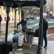 image-277064 kozan.gr: Ώρα 13:15: Παρά τη βροχή και το κρύο, οι σχάρες βγήκαν και το τσίκνισμα άρχισε στην πόλη της Κοζάνης (Φωτογραφίες)