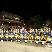 image-277151 kozan.gr: Με χορευτικά από την περιοχή της Ελίμειας ξεκίνησαν, το βράδυ της Πέμπτης 20/2, οι εκδηλώσεις στην κεντρική πλατεία Κοζάνης, στο πλαίσιο της Αποκριάς 2020 (Bίντεο 8′ & 30 Φωτογραφίες)