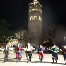 image-277299 kozan.gr: Η εμφάνιση των χορευτικών περιοχής Καμβουνίων, το βράδυ της Τσικνοπέμπτης, στην κεντρική πλατεία Κοζάνης (Βίντεο 14′ & 60 Φωτογραφίες)