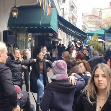 image-277856 kozan.gr: Ώρα 15:00: Μεσημέρι Σαββάτου 22/2, έξω από το Le Roi, στην κεντρική πλατεία της Κοζάνης (Βίντεο)