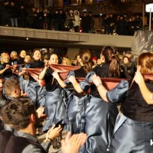 image-277949 kozan.gr: Πάτρα & Κύπρος εντυπωσίασαν με τα χορευτικά και τις φορεσιές τους στο πλαίσιο του “Κοζάνη Festival”, που διεξήχθη, το βράδυ του Σαββάτου 22/2, στην Κοζάνη – Οι εμφανίσεις του Εκπολιτιστικού συλλόγου “Άγιος Νικόλαος” Λεύκας Πατρών & του Χορευτικού συγκροτήματος Διγενής, Ορόκλινης Κύπρου (45 φωτογραφίες & 15′ βίντεο σε HD ποιότητα )