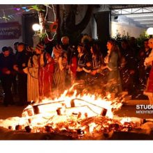 image-278078 Το έθιμο των Φανών της Κοζάνης αναβιώνει, αυτή την περίοδο, κι εκτός Κοζάνης – Αναβίωσε στη Νέα Κίο Αργολίδας από το χορευτικό εργαστήρι του τοπικού Μορφωτικού συλλόγου (Βίντεο & Φωτογραφίες)