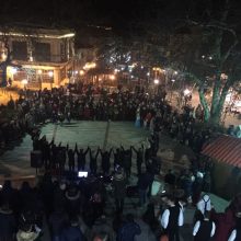 image-278247 kozan.gr: Σέρβια: Μεγάλη παραδοσιακή γιορτή, με την παρουσίαση χορευτικών τμημάτων των συλλόγων του Δήμου καθώς κι άναμμα Φανού με μουσική, φαγητό, ποτό και χορό, περιελάμβανε η χθεσινή βραδιά (22/2) στην κεντρική πλατεία (Φωτογραφίες)