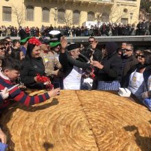 image-278292 kozan.gr: Κοζάνη: Γεύτηκαν κομμάτι από το τρανύτερο κιχί (4 τετραγωνικά μέτρα), όσοι βρέθηκαν στην κεντρική πλατεία Κοζάνης, το μεσημέρι της Κυριακής 23/2. Ο δημιουργός του, αρτοποιός Γ. Σιδέρης, αντί για αστέρι Michelin κέρδισε λάστιχο Michelin, που του απένειμε η “επιτροπή” από το Φανό του Αη Δημήτρη “Τα παρταλόπλα”. – Δείτε όλα έγιναν σ’ ένα βίντεο 14 λεπτών (HD ποιότητα) & 25 φωτογραφίες