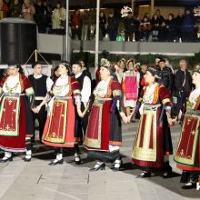 image-278754 kozan.gr: H εμφάνιση, το βράδυ της Δευτέρας 24/2, στην κεντρική πλατεία Κοζάνης, του Εκπολιτιστικού Μορφωτικού Λαογραφικού Συλλόγου Μύρινας Καρδίτσας «Μυρίνη, φιλοξενούμενος Σύλλογος του Φανού Άη Θανάση (Βίντεο & Φωτογραφίες)