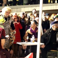 image-278768 kozan.gr: Γέλιο “σκόρπισε” το Θεατρικό «Μερικοί το προτιμούν …σβηστό», από το Φανό Αη Δημήτρη, που παρουσιάστηκε το βράδυ της Δευτέρας 24/2, στην κεντρική πλατεία Κοζάνης, στο πλαίσιο των Αποκριάτικων εκδηλώσεων (Bίντεο 15′)