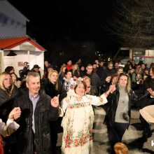 image-278796 kozan.gr: Γέμισε από κόσμο ο Φανός του Αη Θανάση το βράδυ της Δευτέρας 24/2 – Φιλοξενούμενοι Χιώτες και Καρδιτσιώτες, μέλη άλλων συλλόγων (Βίντεο 10′ σε HD ποιότητα & Φωτογραφίες)
