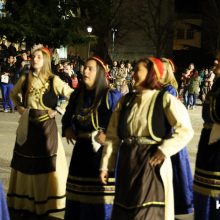 image-279021 kozan.gr: Η εμφάνιση στη κεντρική πλατεία Koζάνης, το βράδυ της Τρίτης 25/2, του φανού Πλατάνια και του φιλοξενούμενου Πολιτιστικού Συλλόγου Σερρών «Η Δραβήσκος» (Φωτογραφίες & Βίντεο)