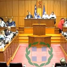 image-279368 kozan.gr: Χαμός στο Περιφερειακό Συμβούλιο: Η. Κάτανας στην Προέδρο του Περιφερειακού Συμβουλίου Ε. Ντιο: “Δεν ξέρω αν η έπαρσή σας πηγάζει από το γεγονός ότι συνοδεύετε πάντα τον Περιφερειάρχη” – Γ. Κασαπίδης: “Ντροπή σας! Για έπαρση μιλάτε στην κ. Ντιο;” -Οι αναφορές του Γ. Κασαπίδη ότι η Πρόεδρος του Περιφερειακού Συμβουλίου δεν έχει καθόλου έπαρση γεγονός που φάνηκε κι από τ’ ότι, μόλις γύρισε από την Ιταλία ζήτησε αμέσως από τον Ε.Ο.Υ. να δει τι πρέπει να κάνει για να μην προκαλέσει τον κίνδυνο στο παραμικρό – Οι φωνές και το χτύπημα στην έδρα από την Πρόεδρο – Διεκόπη, για 15 λεπτά, η συνεδρίαση του Περιφερειακού Συμβουλίου Δ. Μακεδονίας, με αναφορές και σε “παιδική χαρά” (Βίντεο 9 με όλα όσα έγιναν)