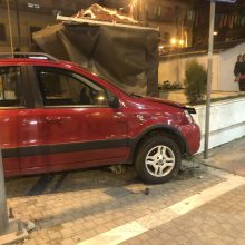 image-279387 kozan.gr: Σύγκρουση Ι.Χ. αυτοκινήτου με μηχανάκι στην οδό Παύλου Μελά στο ύψος της Πλατείας Γιολδάση – Μεταφέρθηκε στο νοσοκομείο Κοζάνης ο οδηγός από το μηχανάκι (Φωτογραφίες & Βίντεο)