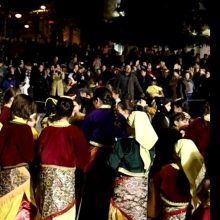 image-279388 kozan.gr: Κεντρική πλατεία Κοζάνης: Tα παιδικά χορευτικά τμήματα των Ποντιακών σωματείων του Δήμου Κοζάνης πέταξαν τα “κινητά τους” στέλνοντας το μήνυμα “Όχι στην αλόγιστη χρήση του διαδικτύου, Aς ζήσουμε, ας χορέψουμε” (Βίντεο