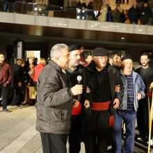 image-279477 kozan.gr: Eμφάνιση Φανού Αριστοτέλη και φιλοξενούμενου πολιτιστικού Συλλόγου «Μαρκίδες Πούλιου», το βράδυ της Τετάρτης 26/2, στην κεντρική πλατεία Κοζάνης(40 Φωτογραφίες & 16′ βίντεο σε HD ποιότητα)