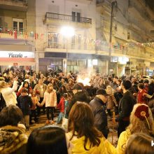image-279535 kozan.gr: Πολύς κόσμος κι ωραίο κέφι στο άναμμα & γλέντι του Φανού Αριστοτέλης, το βράδυ της Τετάρτης 26 Φεβρουαρίου (Βίντεο 6′ σε HD ποιότητα & 25 Φωτογραφίες)
