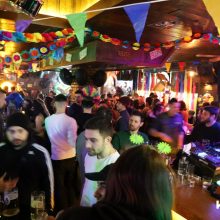 image-279898 kozan.gr: Σε κλίμα Αποκριάς αλλά και στους γνωστούς ροκ ρυθμούς διασκέδασαν όσοι βρέθηκαν το βράδυ της Πέμπτης 27/2 στο Chorus bar στην Κοζάνη (Φωτογραφίες και Βίντεο σε ποιότητα HD)
