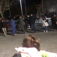 image-280160 Κozan.gr: Ώρα 23:20: Βράδυ Σαββάτου, Μεγάλης Αποκριάς, χωρίς πάρτι νεολαίας αλλά ο κόσμος διασκεδάζει και χορεύει στην κεντρική πλατεία με τη μουσική από τα μαγαζιά (Βίντεο)(Βίντεο)